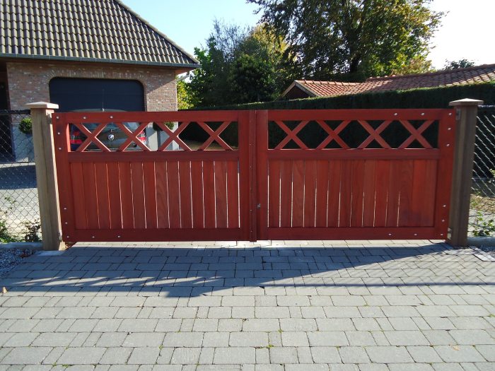 Inrijpoort van padoek voor de oprit van een luxe woning.